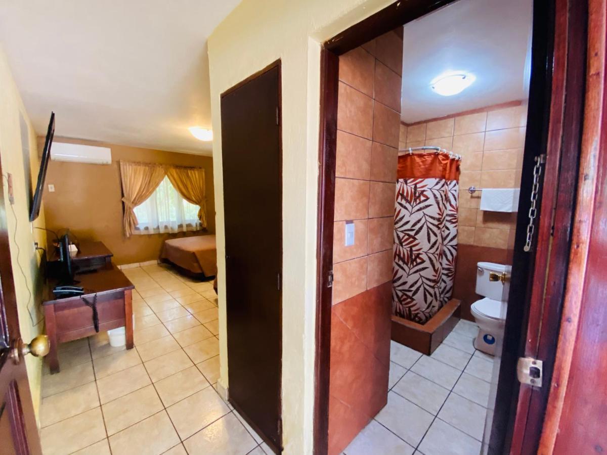Hotel Puerto Libre Puerto Barrios Dış mekan fotoğraf