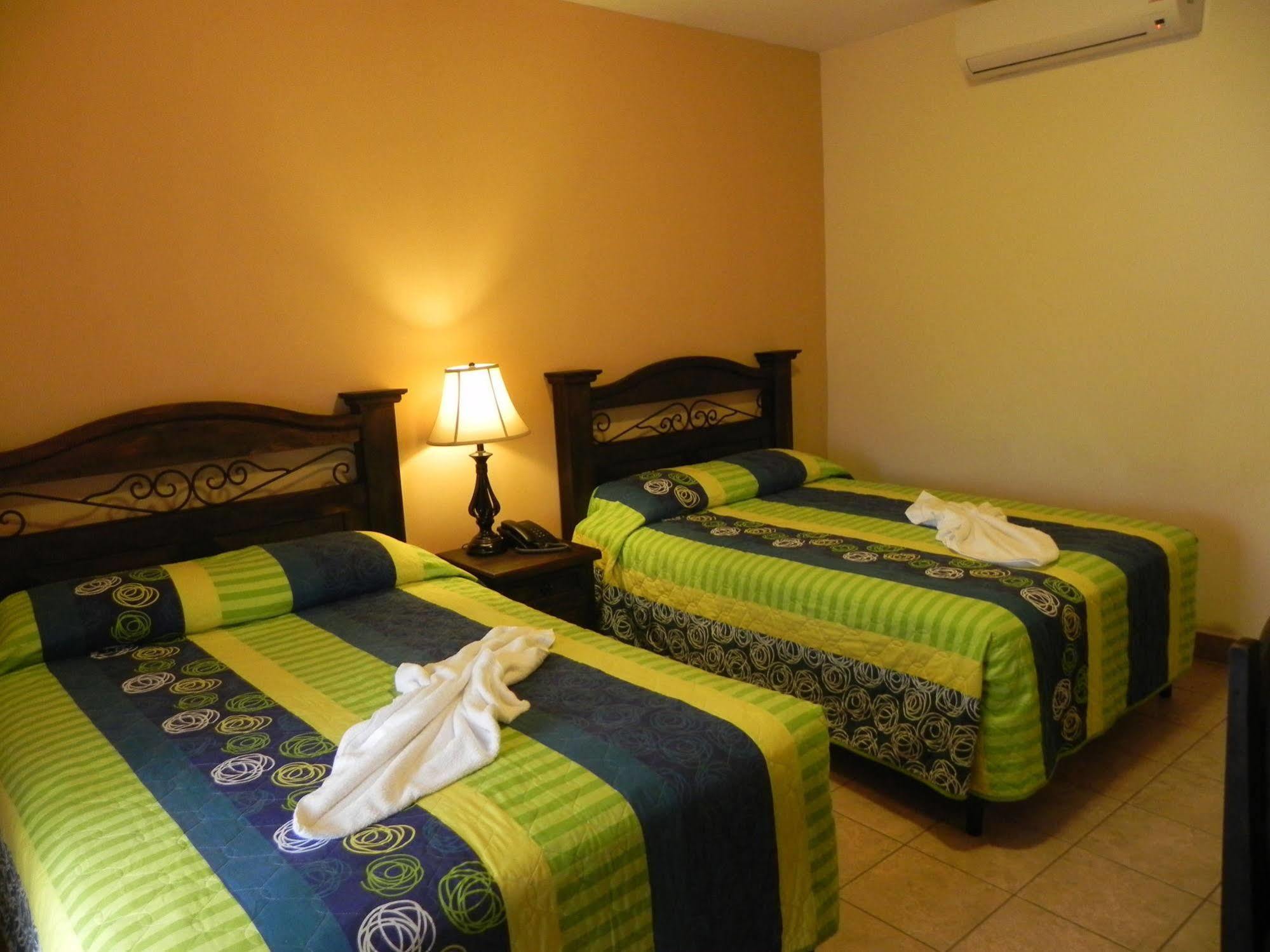Hotel Puerto Libre Puerto Barrios Dış mekan fotoğraf