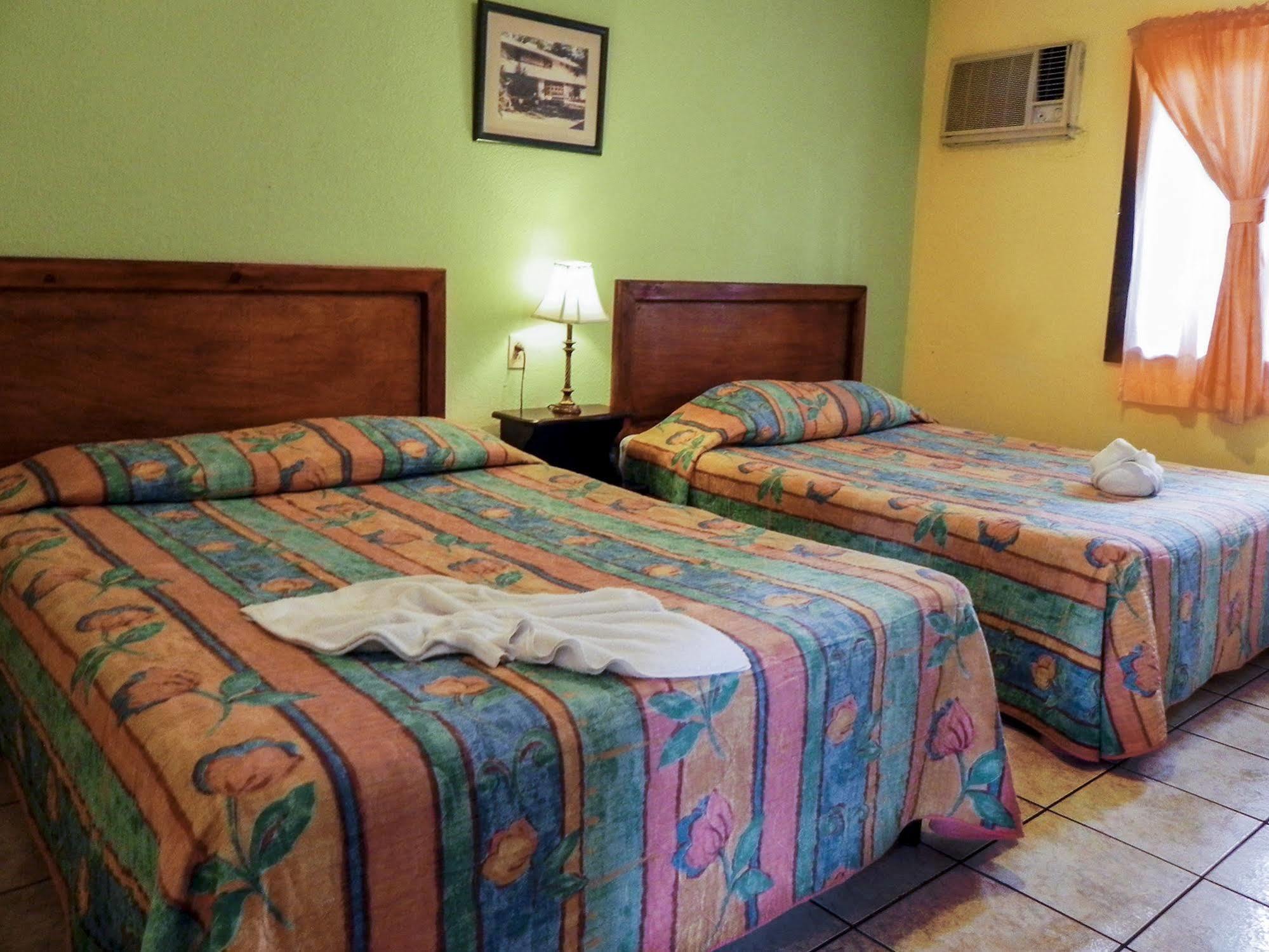 Hotel Puerto Libre Puerto Barrios Dış mekan fotoğraf